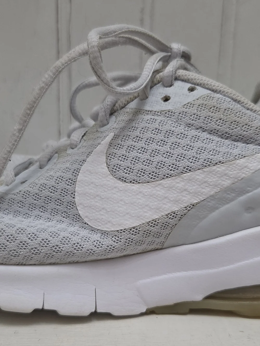 Nike Air Max Motion LW Women's 8.5 Gray White Athletic/Running Shoe